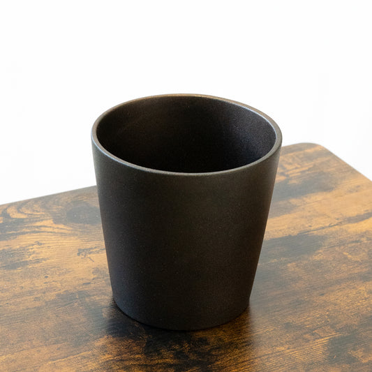 Maceta Aless Marrón en la tienda SMPLY PLANTS.