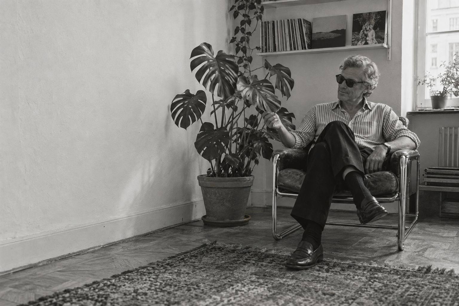 Retrato conceptual de un hombre ficticio mayor sentado junto a una monstera, con vinilos en el salón